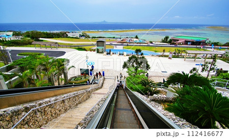 沖縄美ら海水族館のエスカレーターから望む風景 112416677