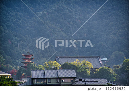 広島県宮島　厳島神社 112416922