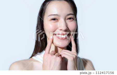 歯並びが綺麗な女性イメージ 112417156