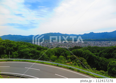 丘から見た山々と市街地の風景7 丘から見た山々と市街地の風景7 112417278