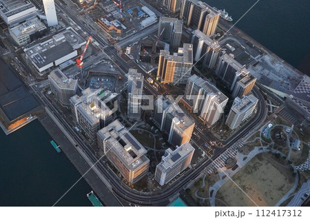 空撮　建設中の晴海フラッグ　俯瞰 112417312