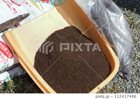 肥料袋から取り出した牛ふん堆肥 肥料袋から取り出した牛ふん堆肥 112417486