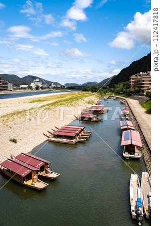停泊する屋形船 112417818