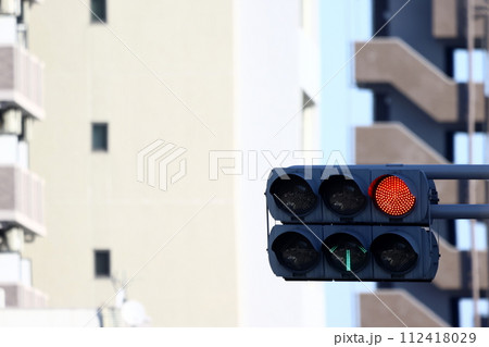 道路の信号機 112418029