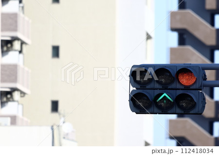道路の信号機 112418034