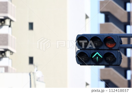道路の信号機 112418037