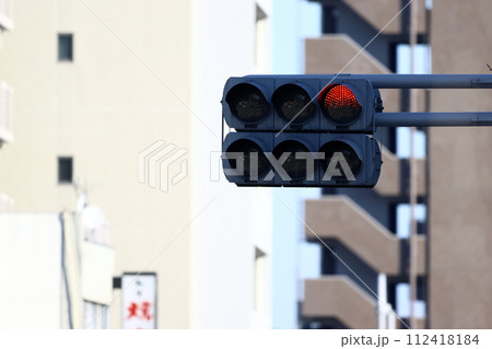 道路の信号機 112418184