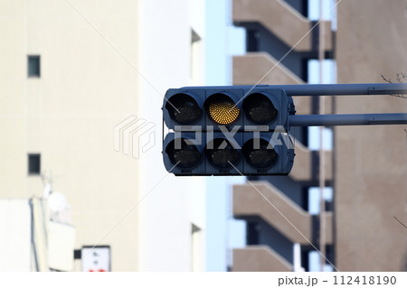 道路の信号機 112418190