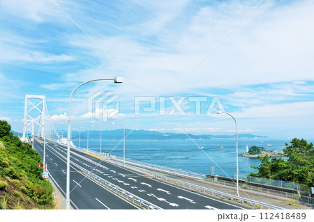 徳島県　青空の鳴門海峡大橋 112418489
