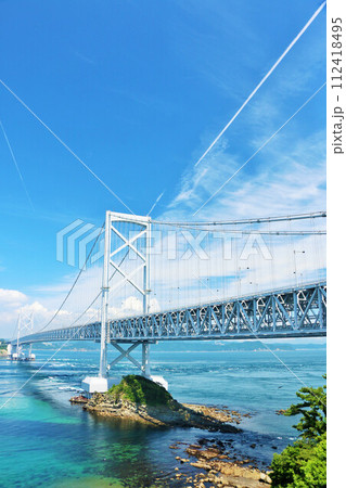 徳島県　青空の鳴門海峡大橋 112418495