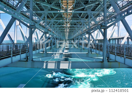 四国　徳島県　鳴門海峡大橋と鳴門の渦潮 112418501