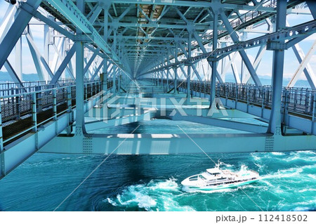 四国　徳島県　鳴門海峡大橋と鳴門の渦潮 112418502