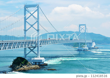 徳島県　青空の鳴門海峡大橋 112418516