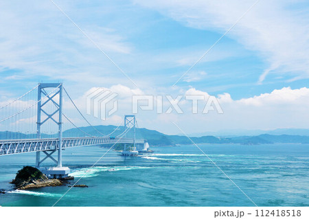徳島県　青空の鳴門海峡大橋 112418518