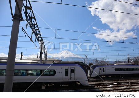 富士山を背景に列車が並ぶ富士急行線・河口湖駅構内 富士山を背景に列車が並ぶ富士急行線・河口湖駅構内 112418776