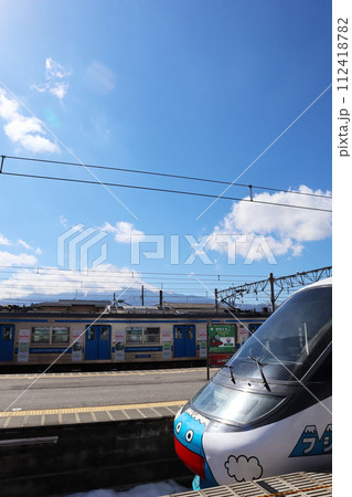 富士山を背景に列車が並ぶ富士急行線・河口湖駅構内 富士山を背景に列車が並ぶ富士急行線・河口湖駅構内 112418782
