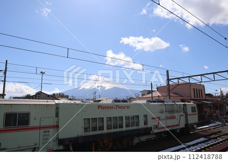 富士急行線・下吉田駅構内と富士山 112418788