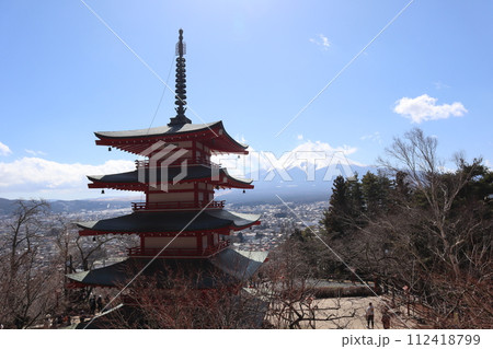 新倉山浅間公園から望む富士山 112418799