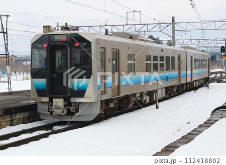 五能線のディーゼルカー　川部駅　青森県 112418802
