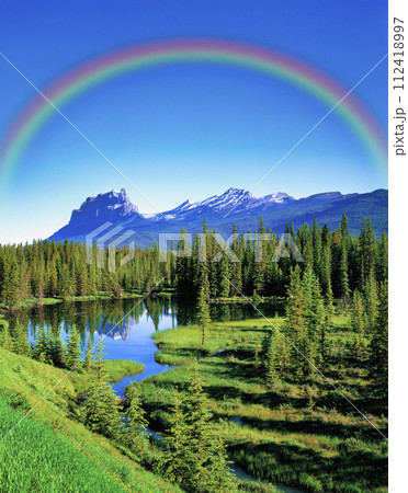 美しいカナディアンロッキーにかかる虹 112418997