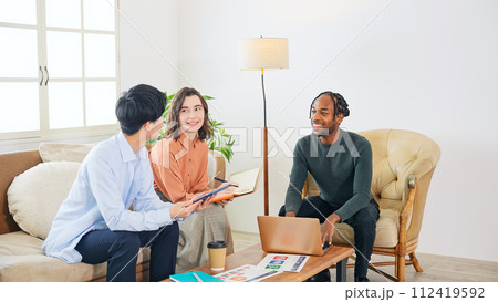 カジュアルなロビーで談笑する多国籍の人々 112419592