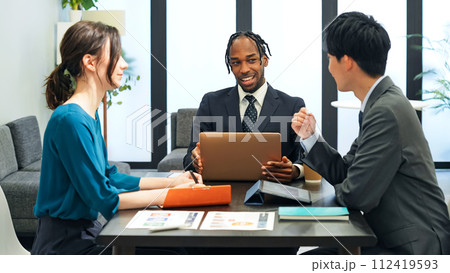 オフィスで会議する多国籍ビジネスパーソンのグループ 112419593