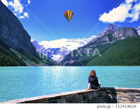 美しいカナディアンロッキー上空を漂うバルーン 112419616