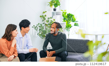 ロビーで会話する多国籍の人々 ロビーで会話する多国籍の人々 112419617