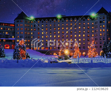 シャトーレイクルイーズホテルの美しい夜景 シャトーレイクルイーズホテルの美しい夜景 112419620