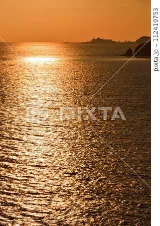 軍艦島の夕景 112419753