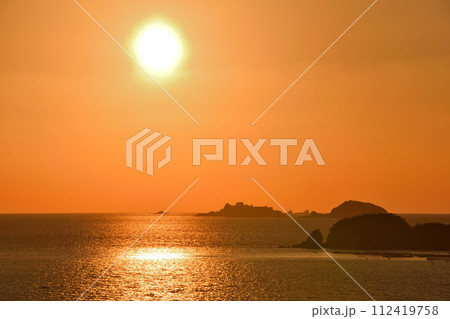 軍艦島の夕景 112419758