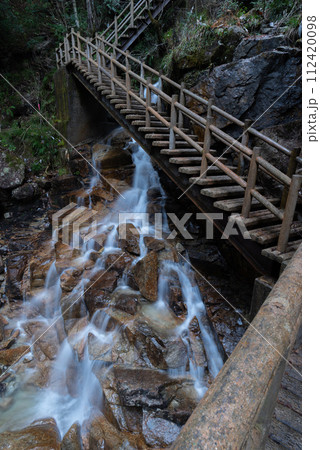 美しい滝と遊歩道 美しい滝と遊歩道 112420098