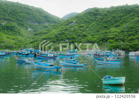 boats on the shore, moored boats, moored near the sea 112420556