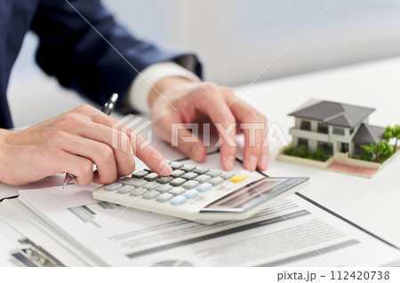 不動産に関するお金の計算をするビジネスマン 112420738