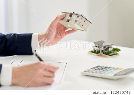 不動産の間取りを考えるビジネスマン 112420748
