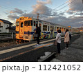 ローカル線小城駅に電車到着 112421052