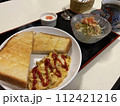トーストとスクランブルエッグの朝食 112421216