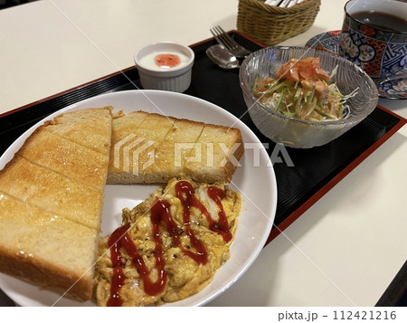 トーストとスクランブルエッグの朝食 トーストとスクランブルエッグの朝食 112421216
