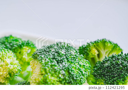 水を弾いたブロッコリー 112421295