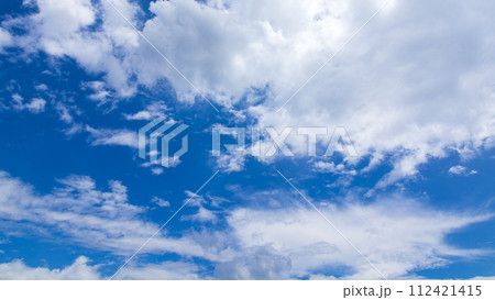 真夏の青空に流れるたくさんの雲 真夏の青空に流れるたくさんの雲 112421415