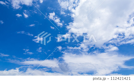 真夏の青空に流れるたくさんの雲 真夏の青空に流れるたくさんの雲 112421421