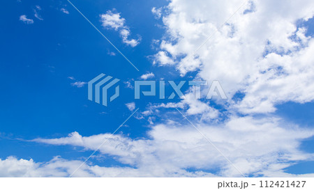 真夏の青空に流れるたくさんの雲 112421427