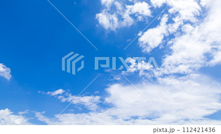 真夏の青空に流れるたくさんの雲 真夏の青空に流れるたくさんの雲 112421436