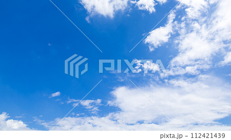 真夏の青空に流れるたくさんの雲 真夏の青空に流れるたくさんの雲 112421439