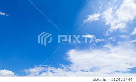 真夏の青空に流れるたくさんの雲 真夏の青空に流れるたくさんの雲 112421444