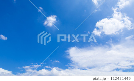 真夏の青空に流れるたくさんの雲 112421449
