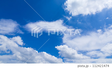 真夏の青空に流れるたくさんの雲 112421474