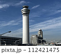 羽田空港の新旧管制塔と青空 112421475