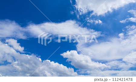 真夏の青空に流れるたくさんの雲 112421478