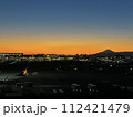 羽田空港の夕焼けと富士山 112421479